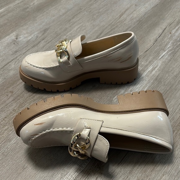 Women's Cream Loafers with Gold Chain - Picture 4 of 4